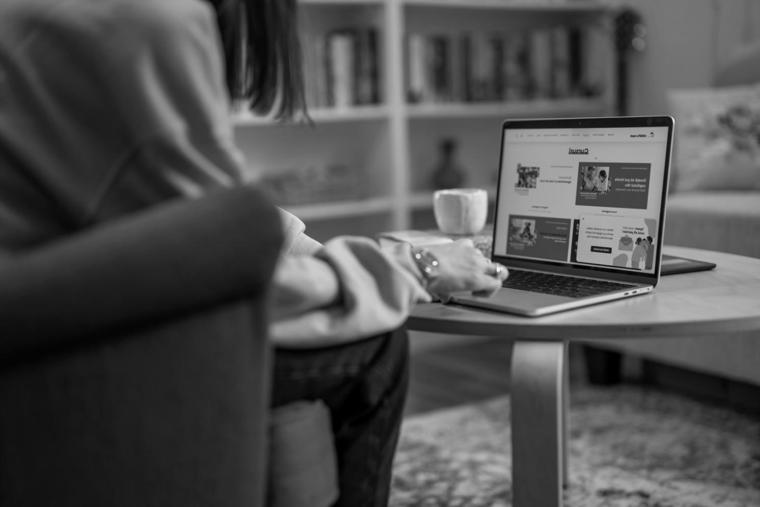 Teilnehmende in einem interaktiven Webinar-Setting